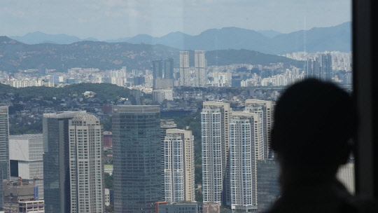 서울 여의도 63스퀘어에서 바라본 서울 아파트. <연합뉴스>